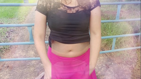 ගොවිපලේ සෙල්ලම් කරමින්, සැබෑ ගෘහ බිරිඳක්, බැල්ලි බැල්ලිය සහ ඇගේ කුකුල් ස්වාමිපුරුෂයා වනයේ සිටී