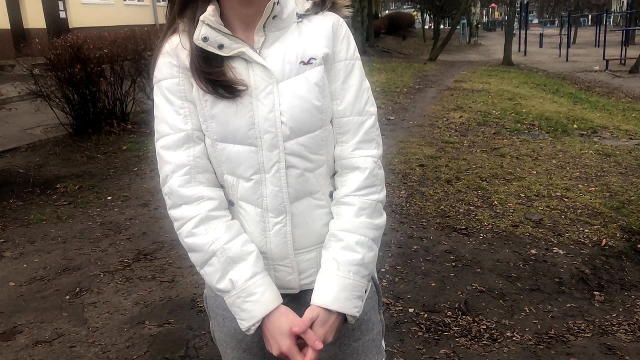 සල්ලි උරා බොන ආගන්තුකයෙක්. රුසියානු ආධුනික. කතා කිරීම සමඟ.