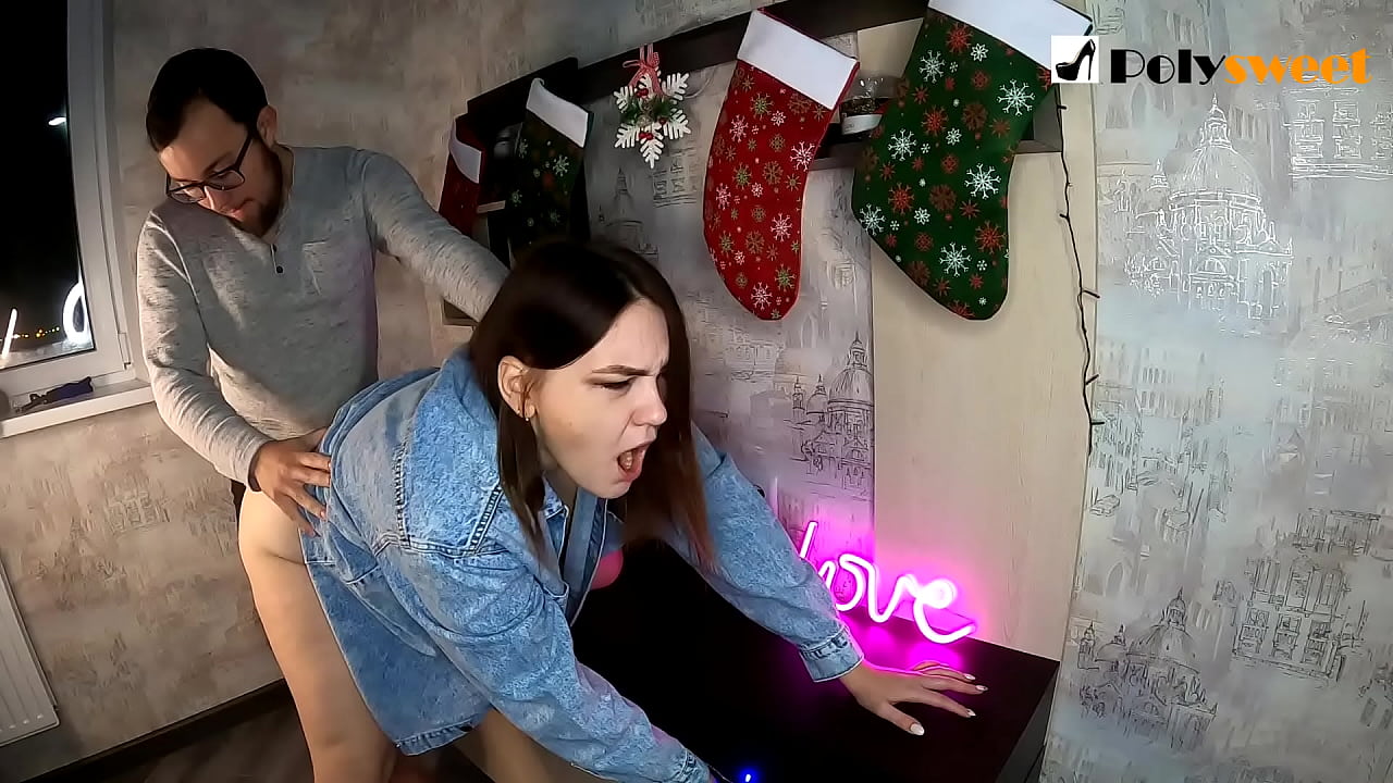 කොල්ලා හුරතලේට පෝනිටේල් එකක් තියෙන ලස්සන ගෑනු ළමයෙකුට කටයි හුත්තයි දාලා හුරතල් කරනවා