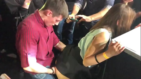 රුසියානු රාත්‍රී සමාජ ශාලාවක සැබෑ ලිංගිකත්වය. 18 හැවිරිදි රුසියානු තරුණියක් ගුද මාර්ගයේ සහ යෝනි මාර්ගයේ රාත්‍රී සමාජ ශාලාවක කෙලවා ඇත